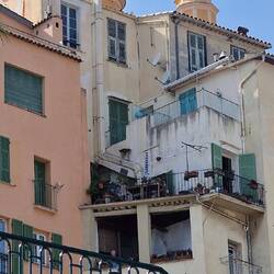Ein schattiger Balkon mit herrlicher Aussicht auf das Meer.