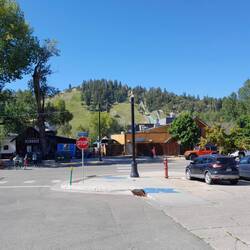 Steamboat mit Schanzen im Hintergrund