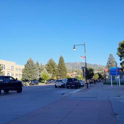 Downtown Steamboat Springs mit Pistenschneisen im Hintergrund