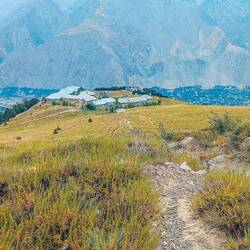 Blick vom Fort auf das ehemalige Hotel PTDC Birmogh Lasht Chitral
