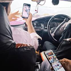 Ohne Handy geht nix - Bilder posing