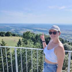 Leicht links oberhalb meines Fingers: Die Trosky. 🏰
