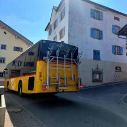 Am kleinsten Dorfplatz geht sich der Bus auch noch aus