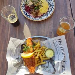 Keine Experimente: Kjöttbullar med Mos og Fish 'n Chips. Geht immer😀