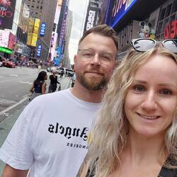 Augenringe nicht zu übersehen 🤣 aber hey, wir sind am Times Square 🥳