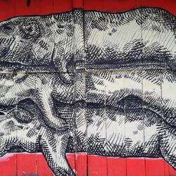 Cui am Spieß an der Häuserwand