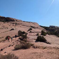 Wanderanweisung: laufe den Felsen hoch