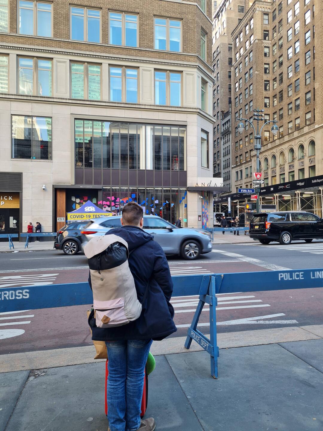 Phillip wartet auf den Bus