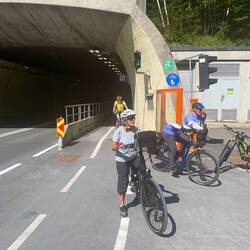 Der 1.5 km lange Tunnel ist geschafft!