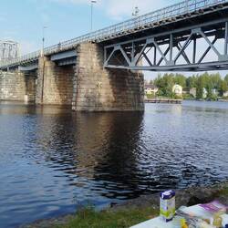 Schlafplatz am Fluss mit Brücke.
