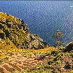 Eine Steintreppe zum Aussichtspunkt