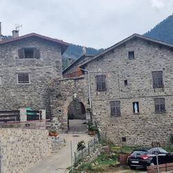 Schöne alte Bauernhäuser mit einer blauen Madonna als Schutzpatronin.