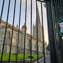 Man schaue rechts beim Tor unter der Wappe. Da sitzt doch einer 🫣