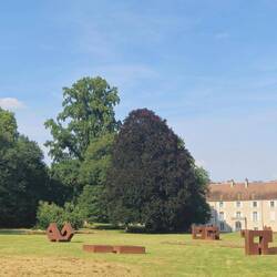 Chateau de Sainte-Marie, mit schönen Skulpturen im Park