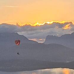 Gleitschirmflieger in der Abenddämmerung