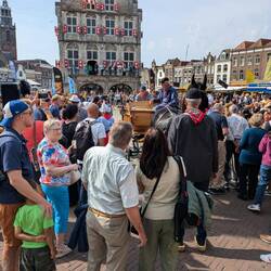 Vor lauter Touristen ist der Pferdekarren kaum zu sehen 🫣