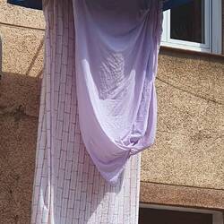 Ici ils mettent des sorties de parapluies sur les étendoirs à linge. On ne sait jamais...