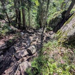 Wege rauf wie runter steil und steinig, Gott sei Dank regnet es nicht. 😁