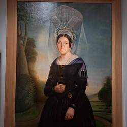 Frau in zeremoniellem Kostüm.