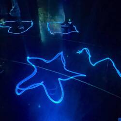 Die Laser machen Figuren, wenn sie berührt werden