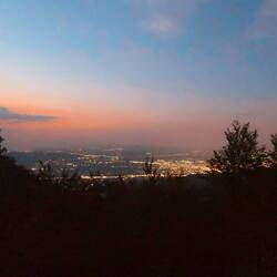 Prizren beleuchtet. Blick vom Stellplatz
