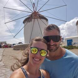 Clemeva vor einer Windmühle