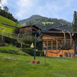 Mix aus Wäschespinne und Sessellift, wurde dann auf "Kraftplatzerl" getauft