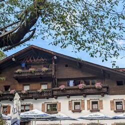 Schlitten im Baum... Etwa wieder so ein Kraftplatzerl...?