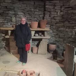 Im Steinzeithaus. Bärbel vorm Regal