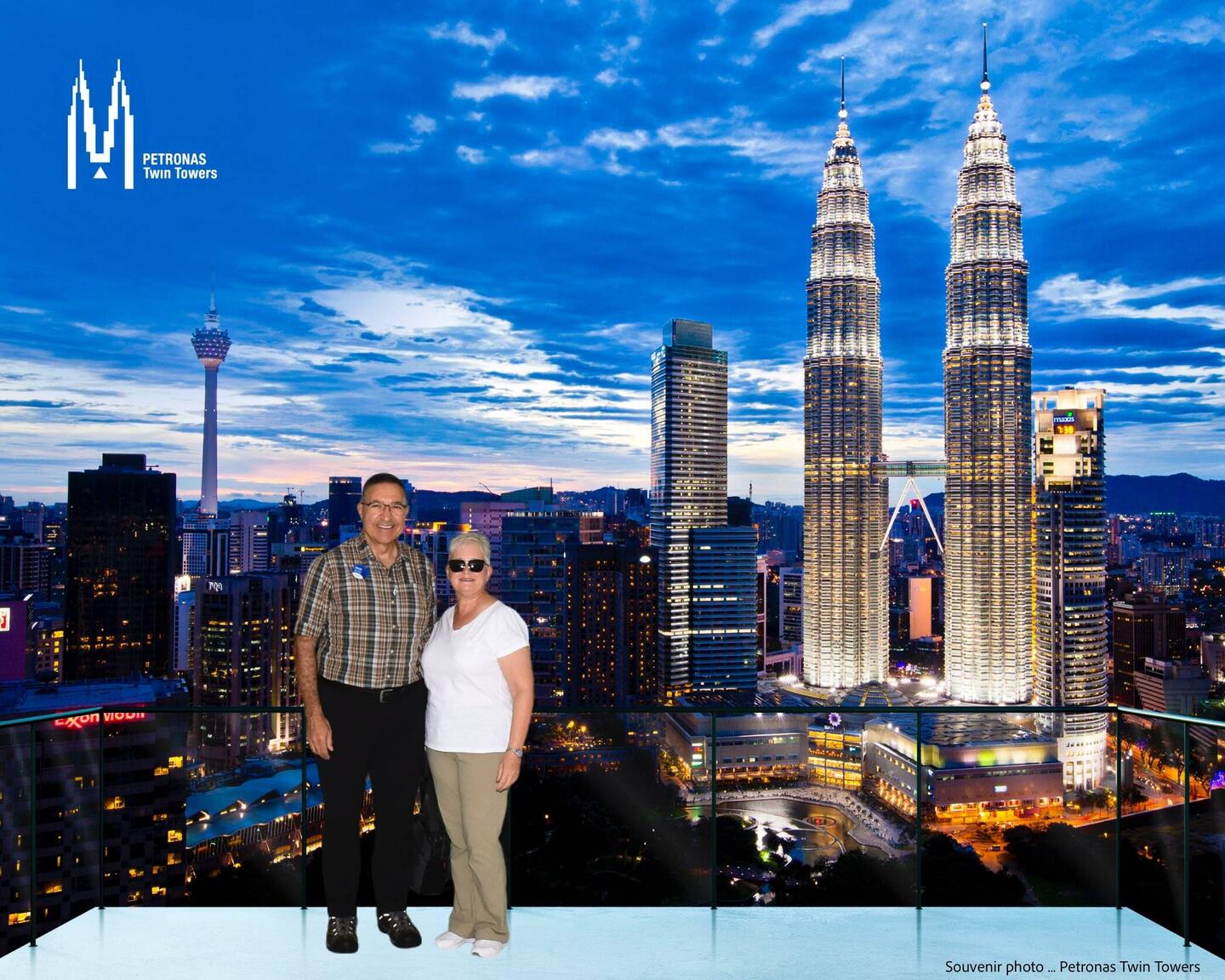 Souvenir photo ... Petronas Twin Towers — Kuala Lumpur, Malaysia.
