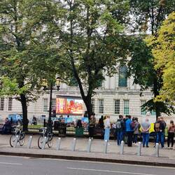Belfast: 11 Uhr, 17 Grad, 0 von 3 Bussen fahren, aber ein Open-Air-Kino läuft