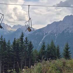 Stühle hochgeklappt, wird also nix mit entspannt ins Tal gondeln 🙈