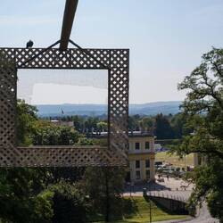 Rahmenbau - Blick durch den kleineren Rahmen auf die Orangerie.