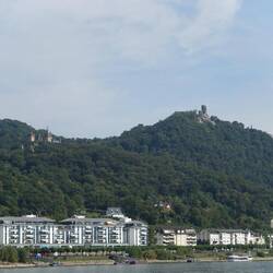 Der Drachenfels auf dem gegenüberliegenden Rheinufer