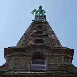 Pyramide mit aufgesetzter Herkules-Statue.