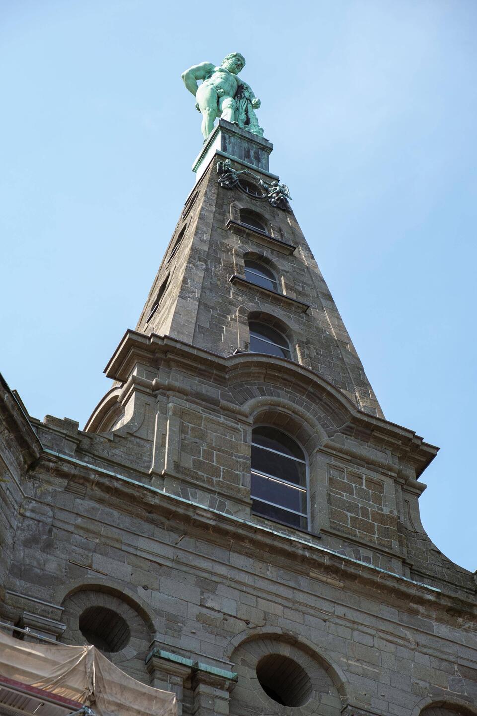Pyramide mit aufgesetzter Herkules-Statue.