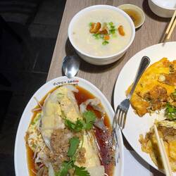 Pork/preserved egg porridge and pork/shrimp rice roll