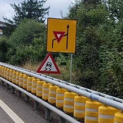 In Dutschland gibt es an dieser Stelle das Reißverschlussverfahren