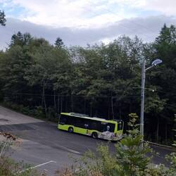 Der Bus fährt direkt bis zum Parkplatz an der Bergbahn