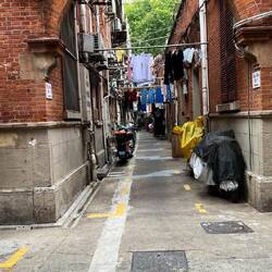 Früher eine, jetzt bis zu 7 Familien/Haus (1 Küche)