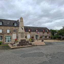 Denkmal 1. Weltkrieg und Rathaus