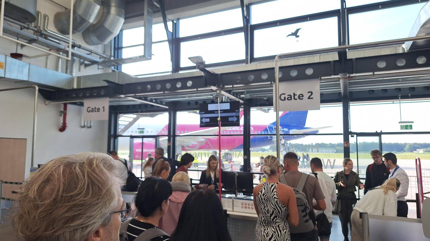 Kurz vor Abflug in Memmingen, das Flugzeug steht bereit