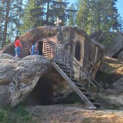 Eine in den Fels gehauene Kapelle