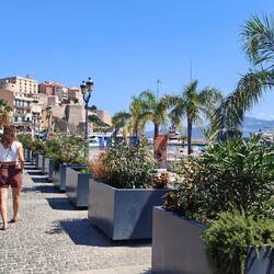 Schlendern am Hafen von Calvi 🛥️☀️