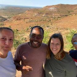 De Gilbert isch e Guide vom Tsingyund het e Mitfahrglägeheit vo Bekopaka nach Antsirabe gsuecht.