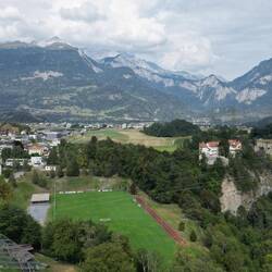 Bei Rhäzüns ein Blick mit der Drohne auf den Hinterrhrein, rechts im Bild.