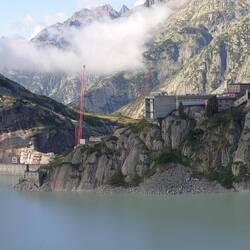 Beim genauen Betrachten der Staumauer erkennt man, dass vor die alte Mauer einfach eine Neue gebaut