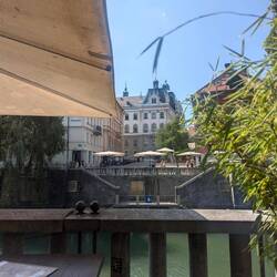 Man beachte die Außen-Klimaanlage