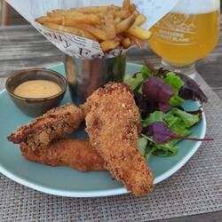 Poulet croustillant and soggy fries. The beer from Brasserie du Mont Blanc was delicious.