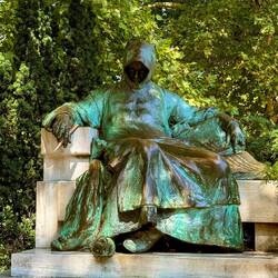 Die Statue des Anonymus (dt: Anonymus = der Schreiber des höchst ruhmreichen Königs Béla)